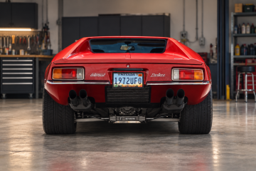 Rode de tomaso pantera in de werkplaats