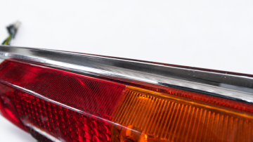 Vintage achterlichtonderdelen op witte ondergrond